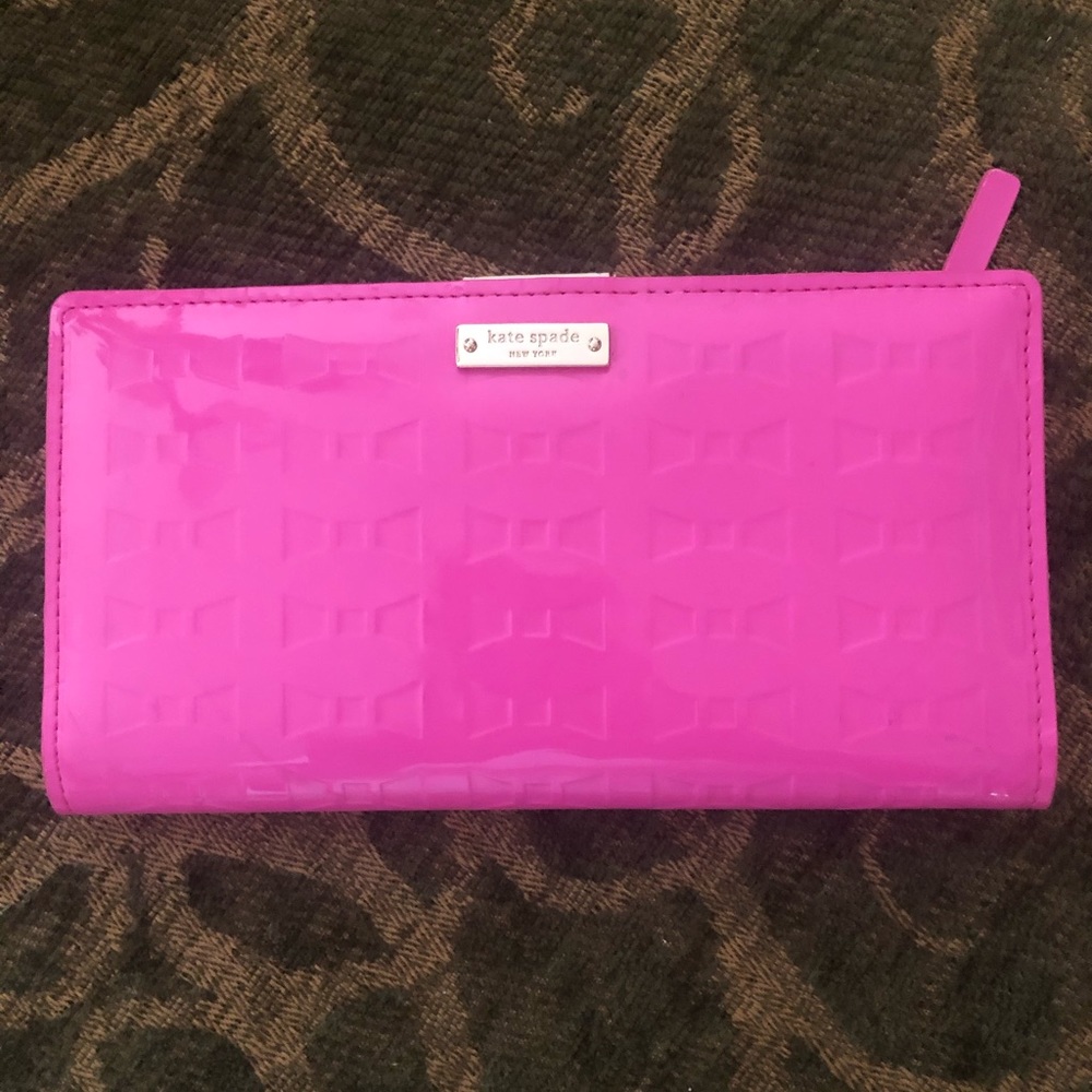 KATE SPADE New York Bifold Wallet w/snap closure